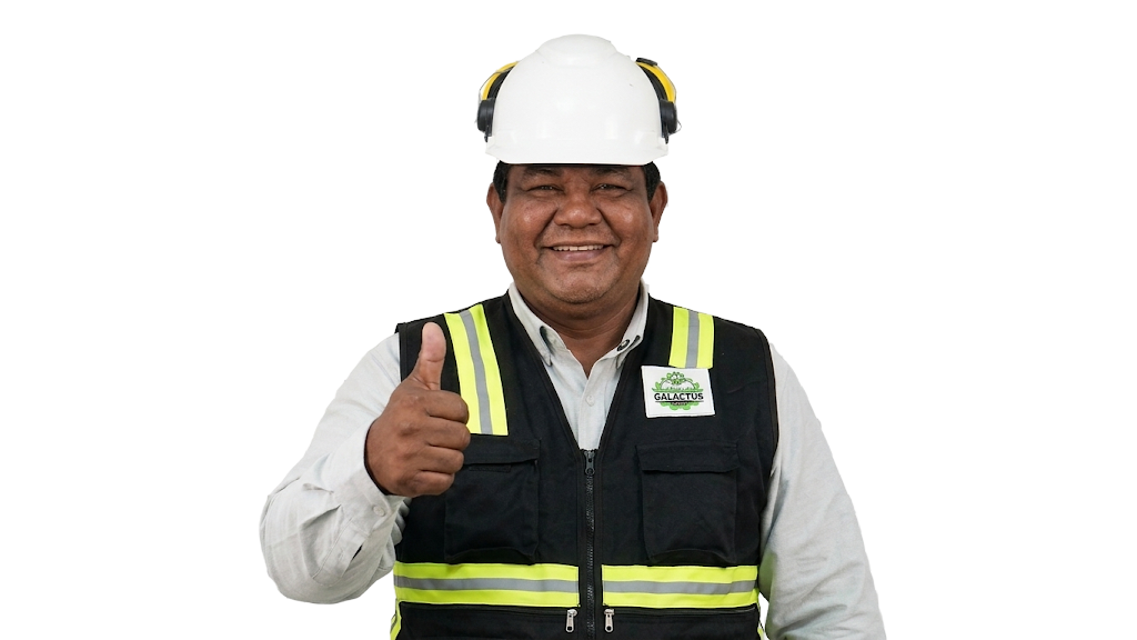 Especialista de Galactus con casco y chaleco haciendo un gesto de aprobación