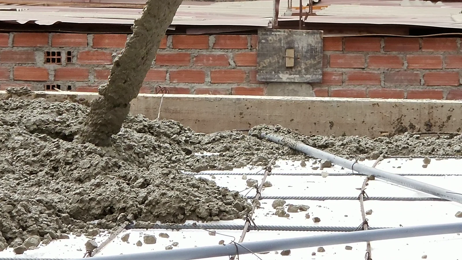 Colocación de concreto mediante bombeo sobre una losa en construcción