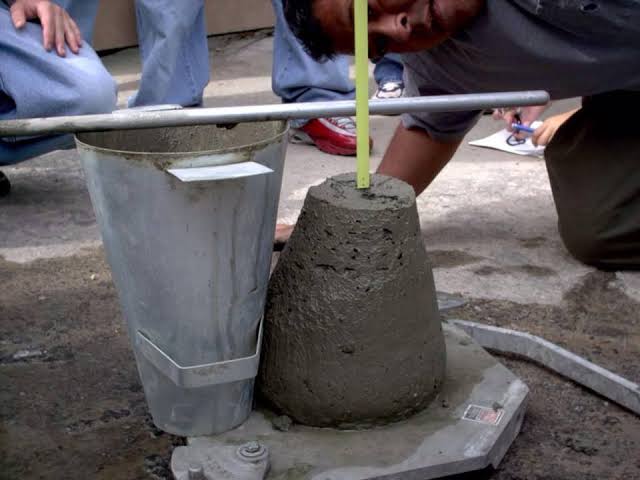 Cono de Abrams midiendo la consistencia del concreto fresco